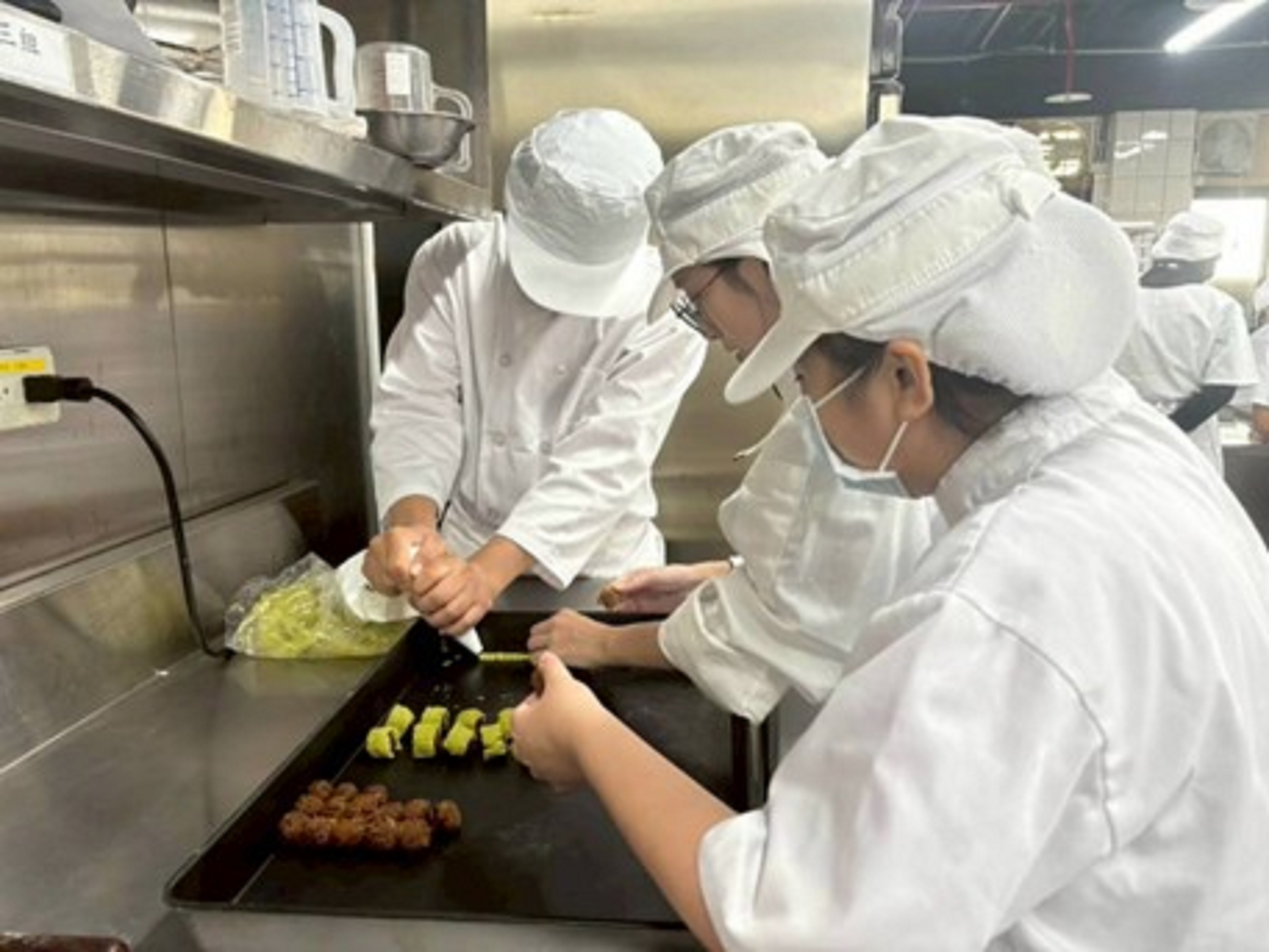 學生製作香椿綠豆椪、牛舌餅、紅茶一口鳳梨酥情形