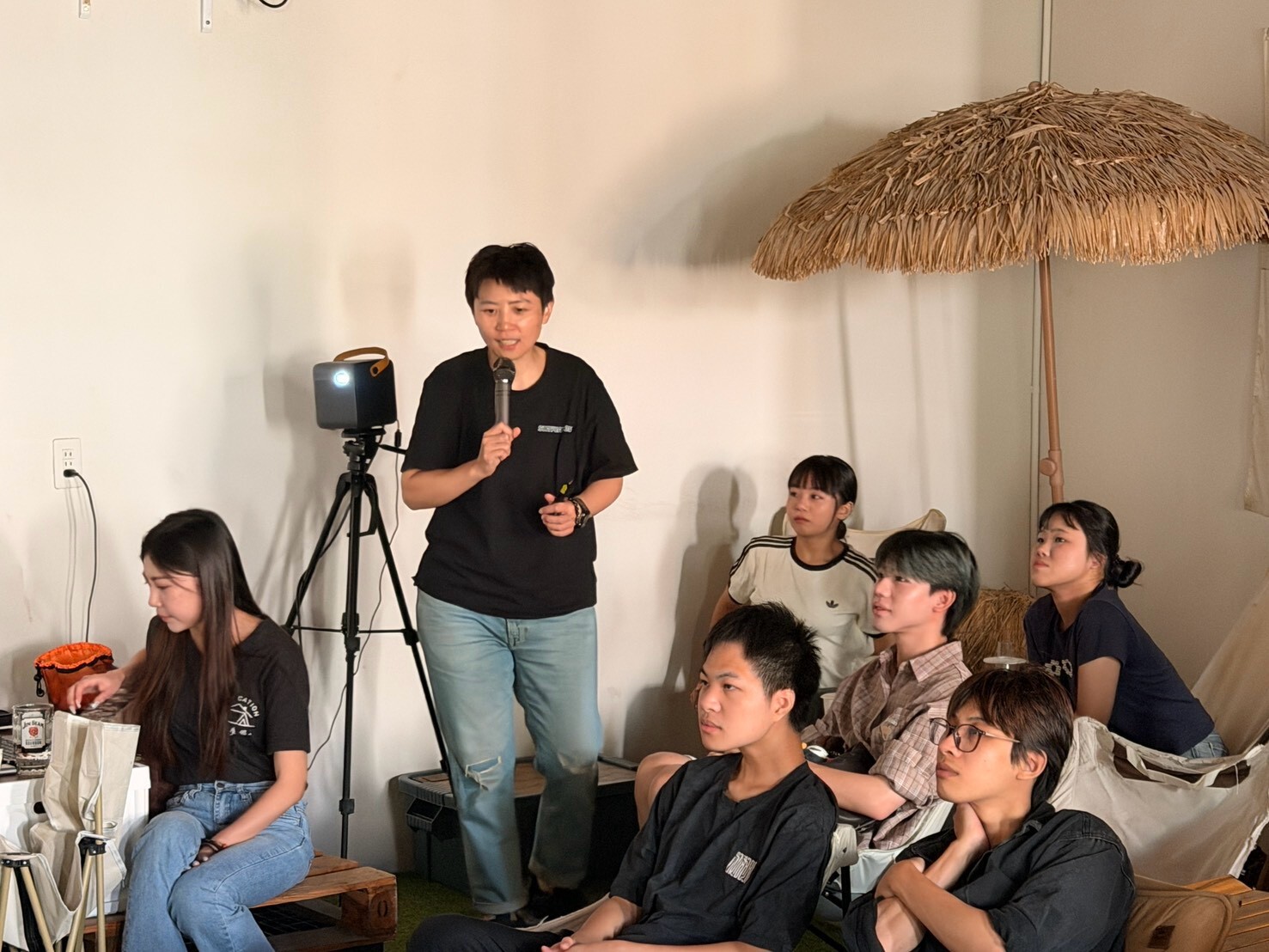 學生認真聆聽講師分享