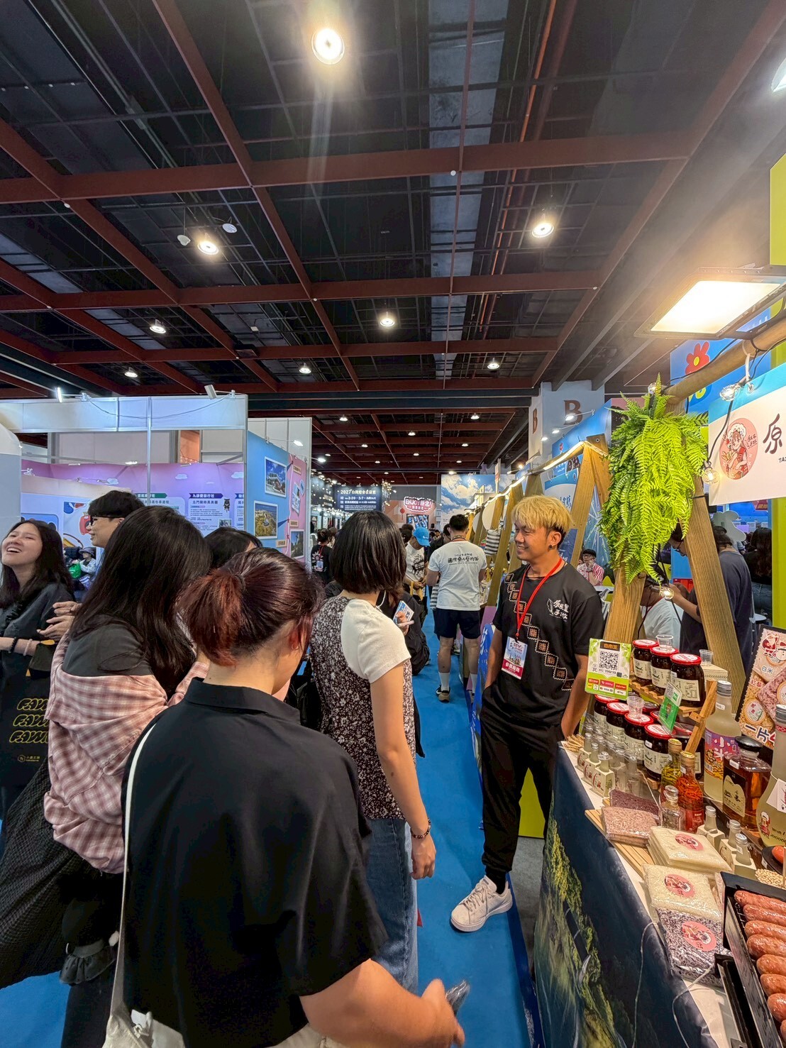 同學在旅展與攤商進行對談