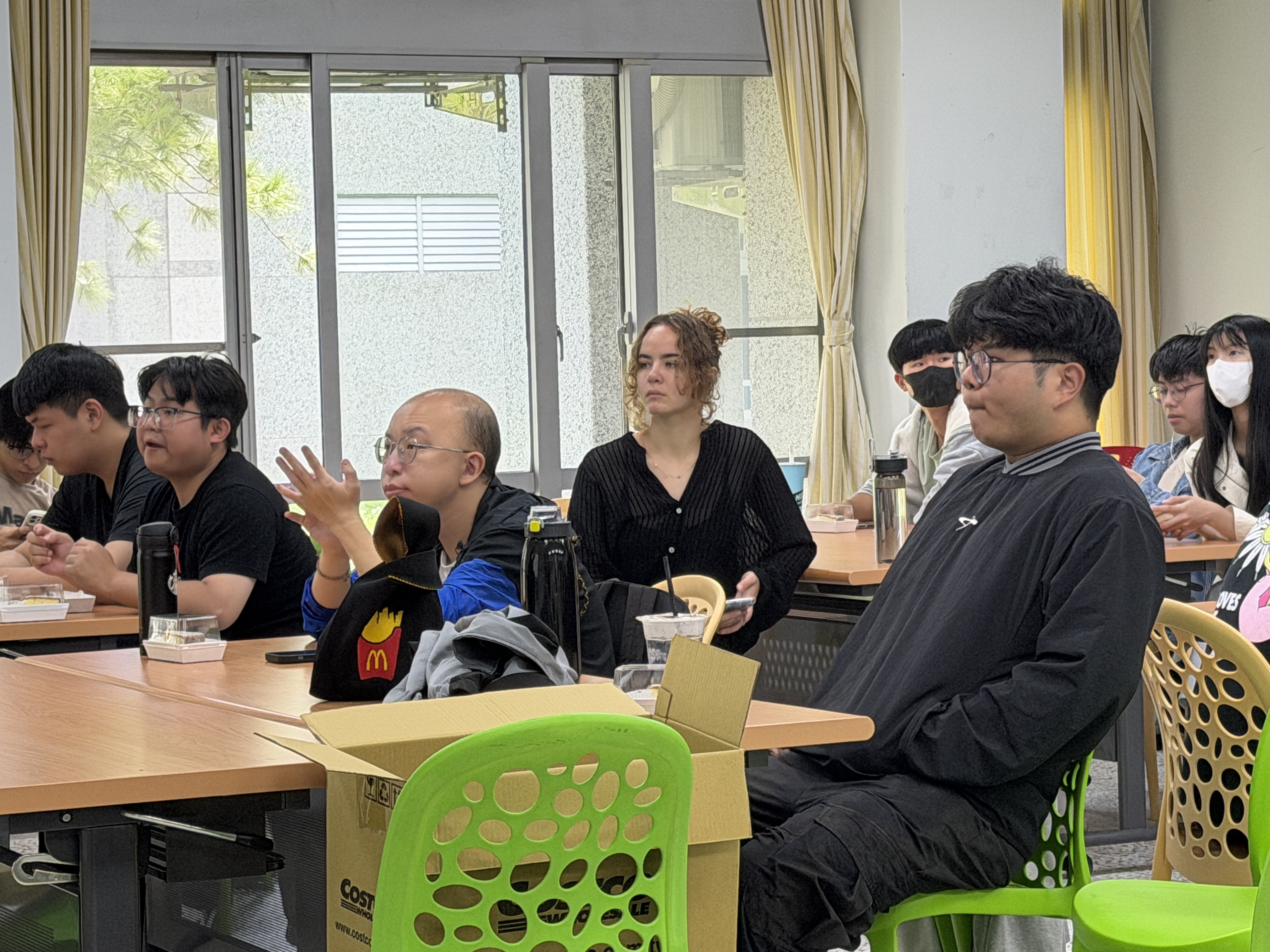 學生認真聽講師授課
