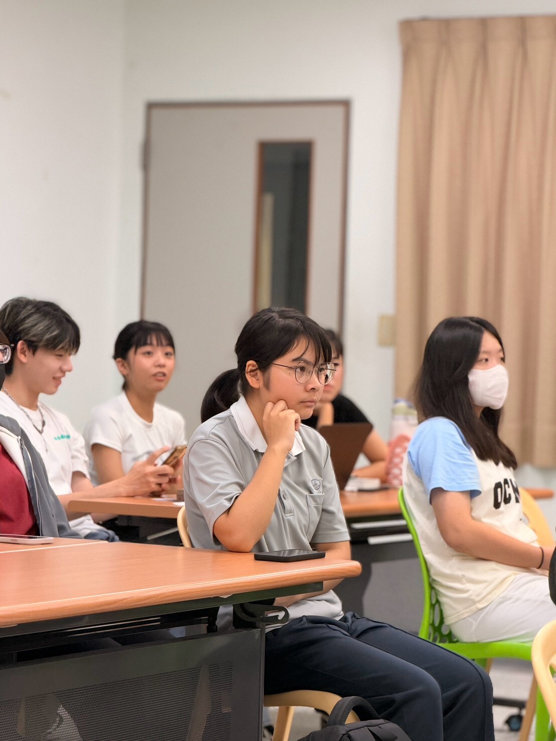 同學們認真聽講