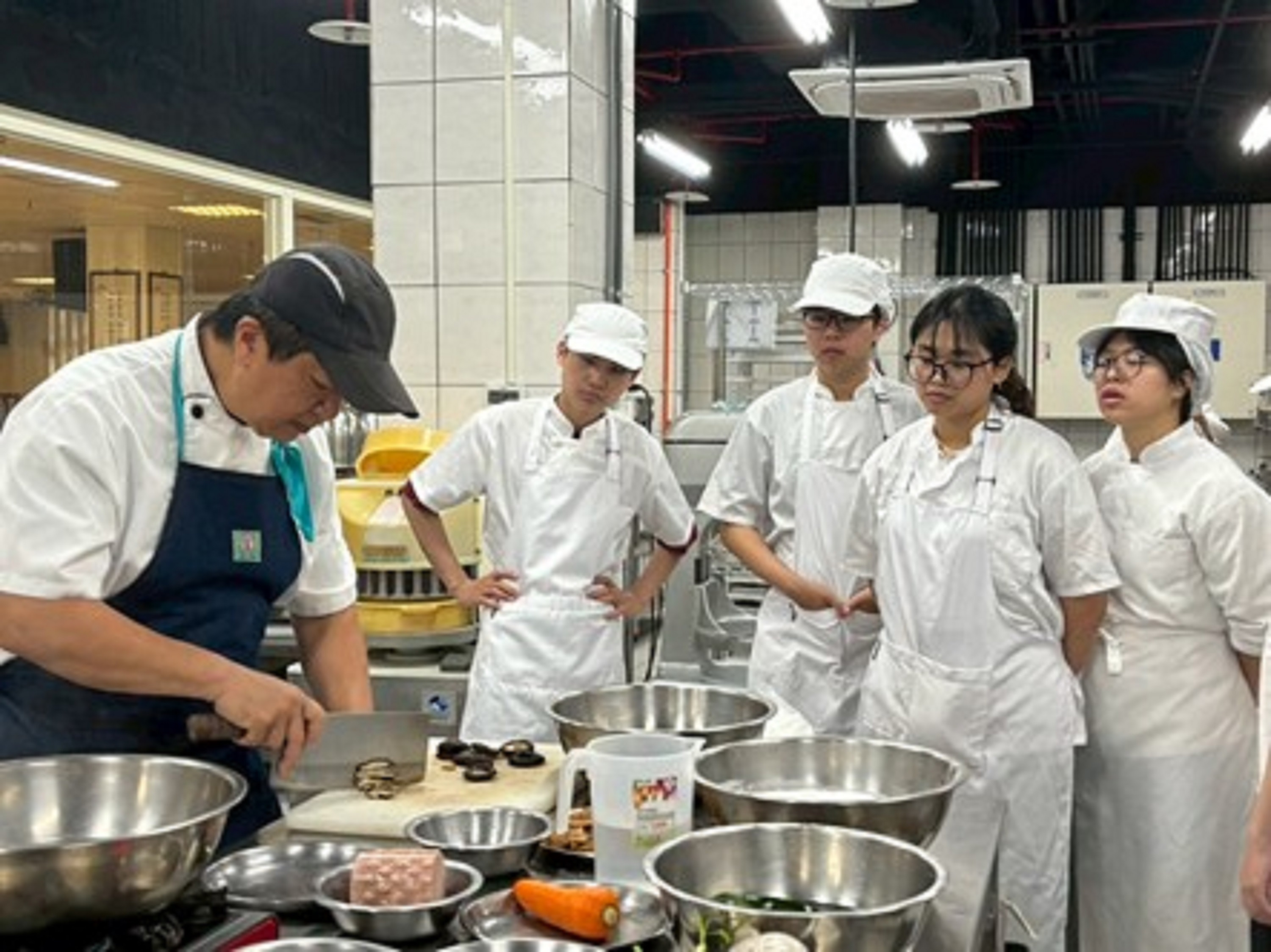 楊銘文老師示範「芋香花生油飯」製作情形