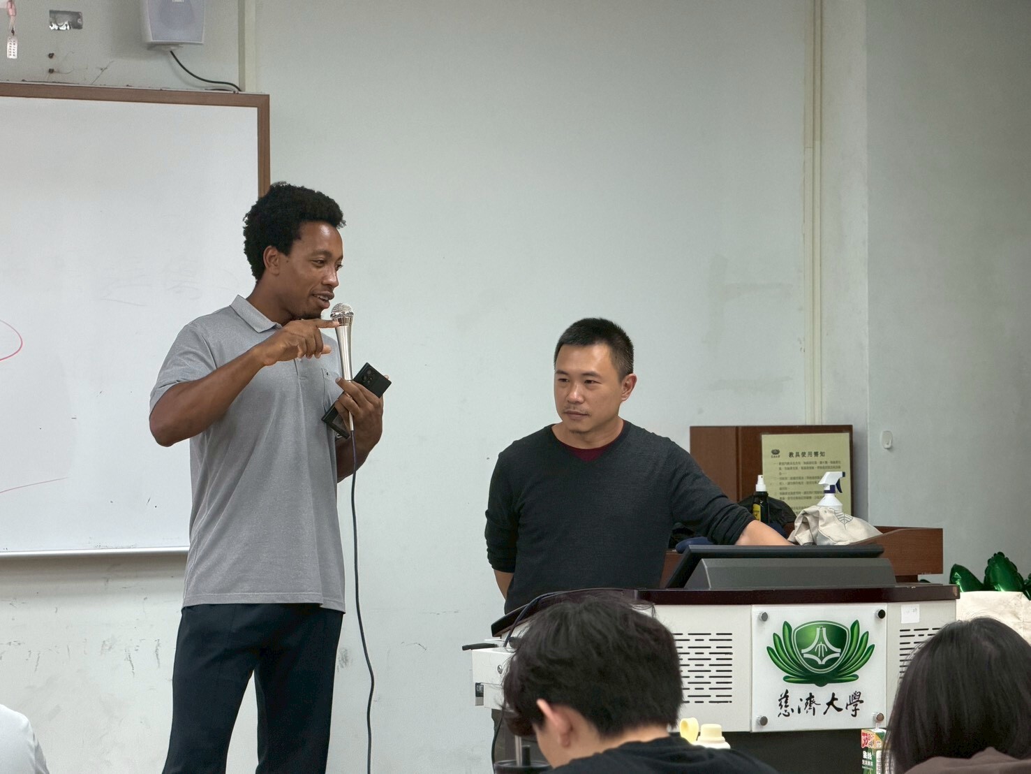 外籍生上台發表自己的即時創意廣告提案