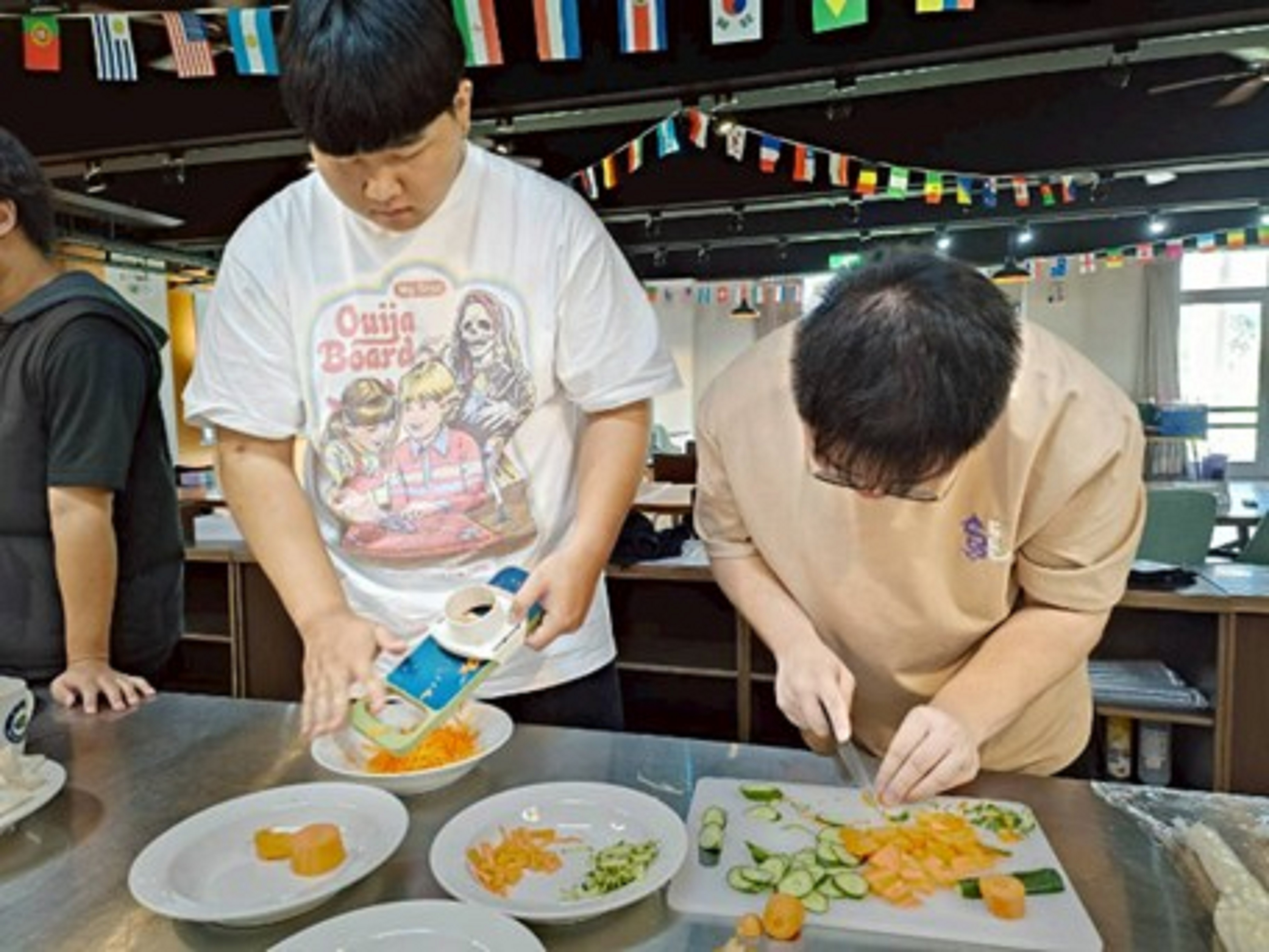 學生製作胡麻菌菇涼麵、醬香素扇貝、素食塔香三杯雞情形