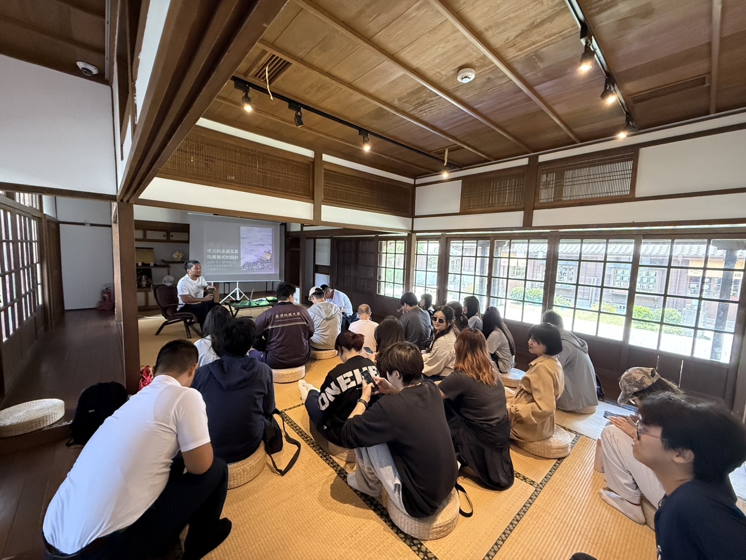 同學認真聽演講