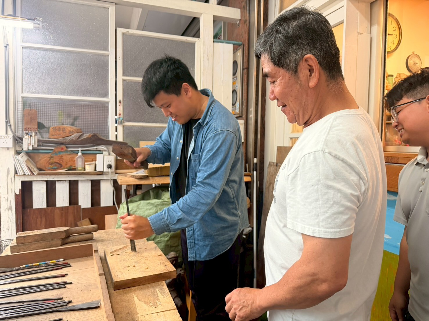 同學認真雕刻木工