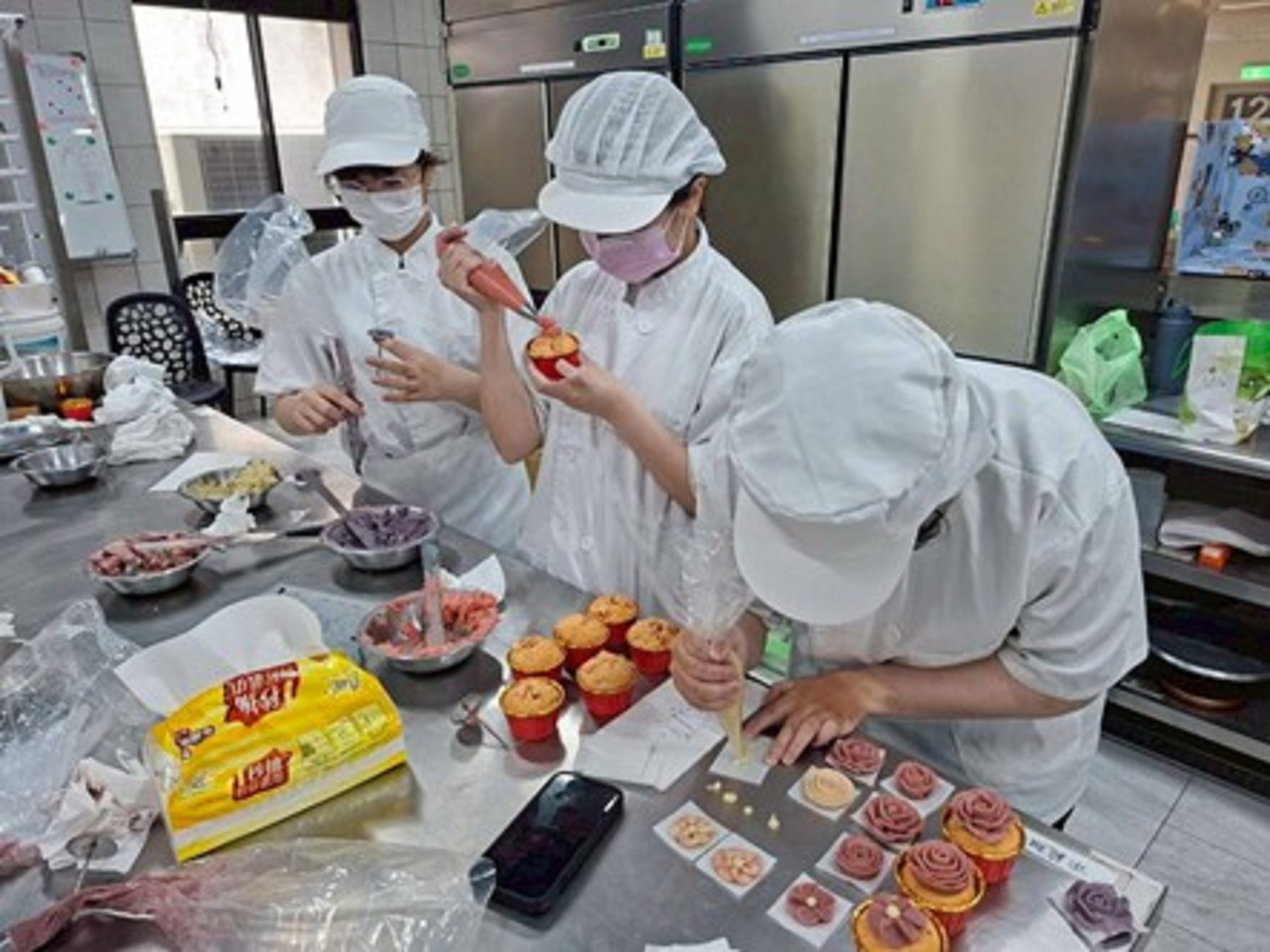 同學製作「旺來紅寶石蛋糕」情形