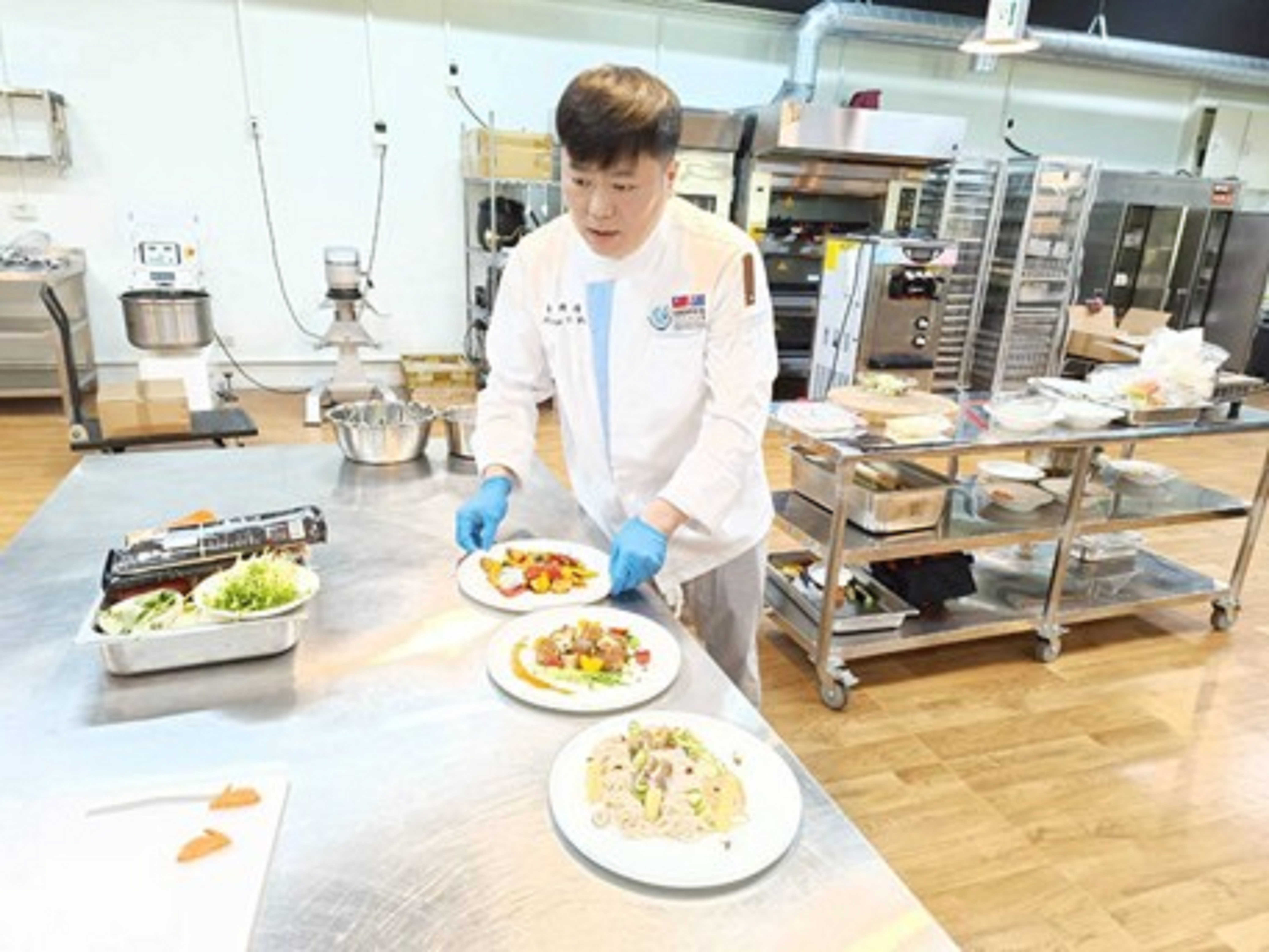 黃琦瑋老師示範胡麻菌菇涼麵、醬香素扇貝、素食塔香三杯雞料理