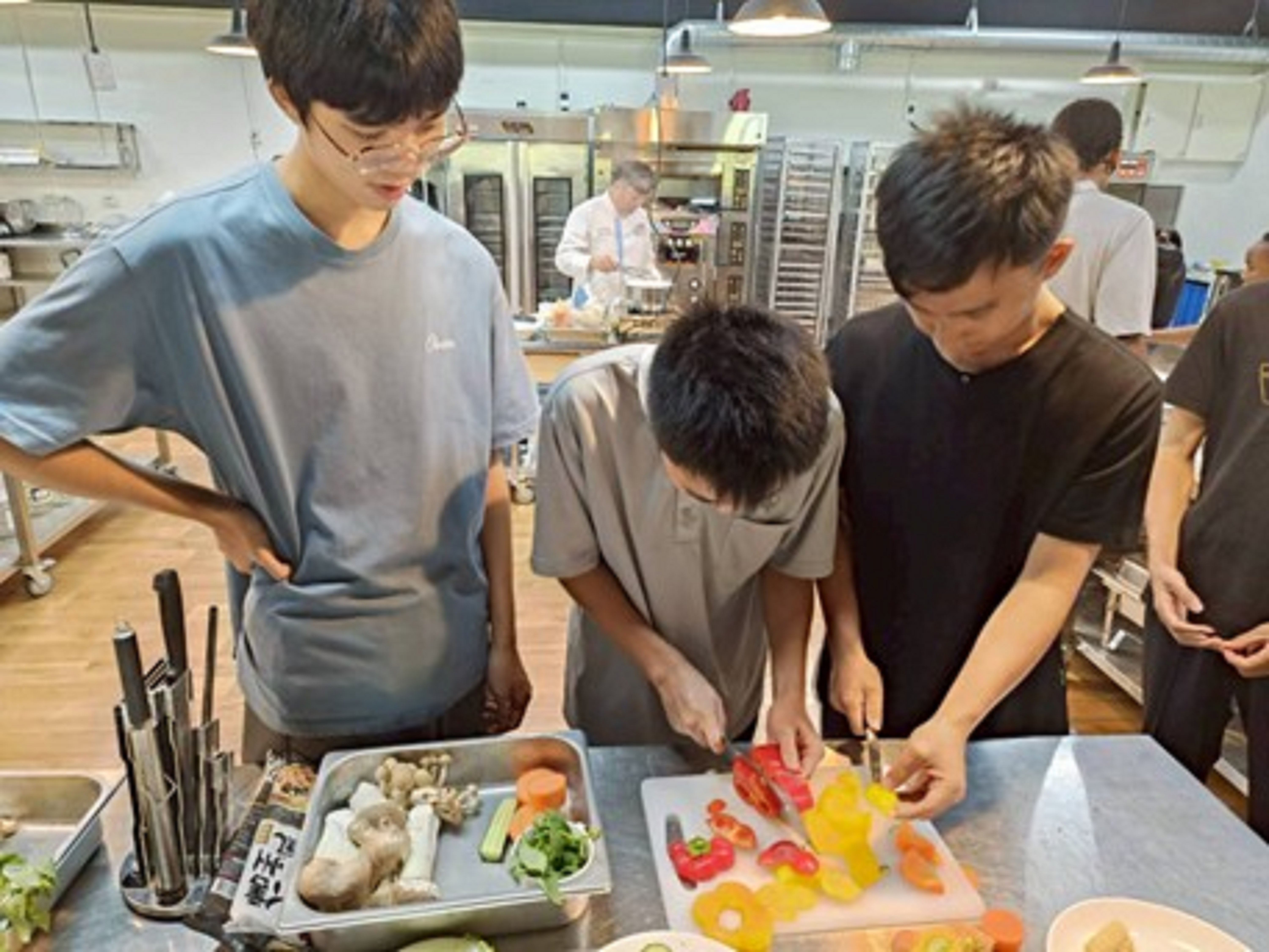 學生製作胡麻菌菇涼麵、醬香素扇貝、素食塔香三杯雞情形