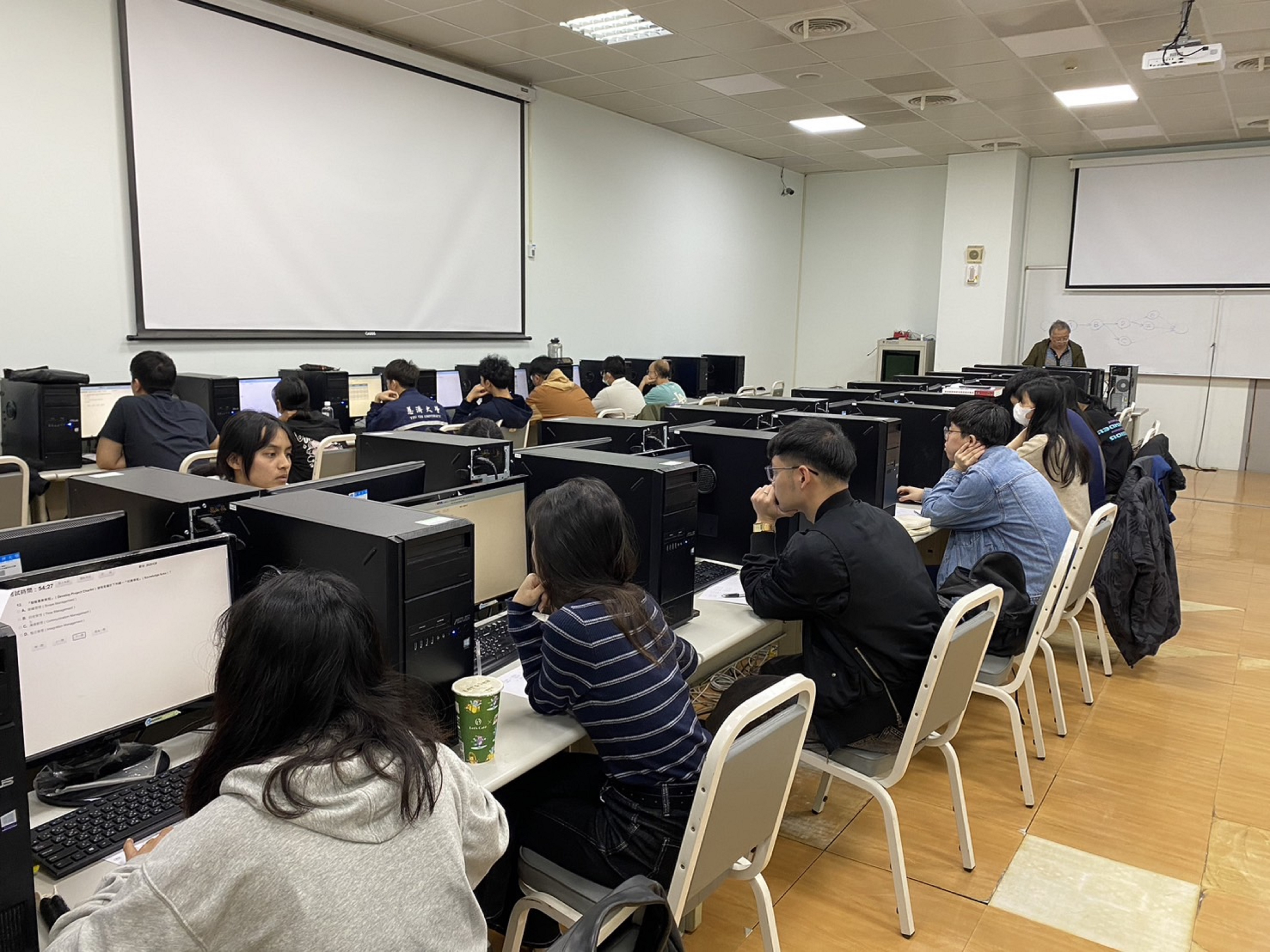 學生認真作答模擬考題