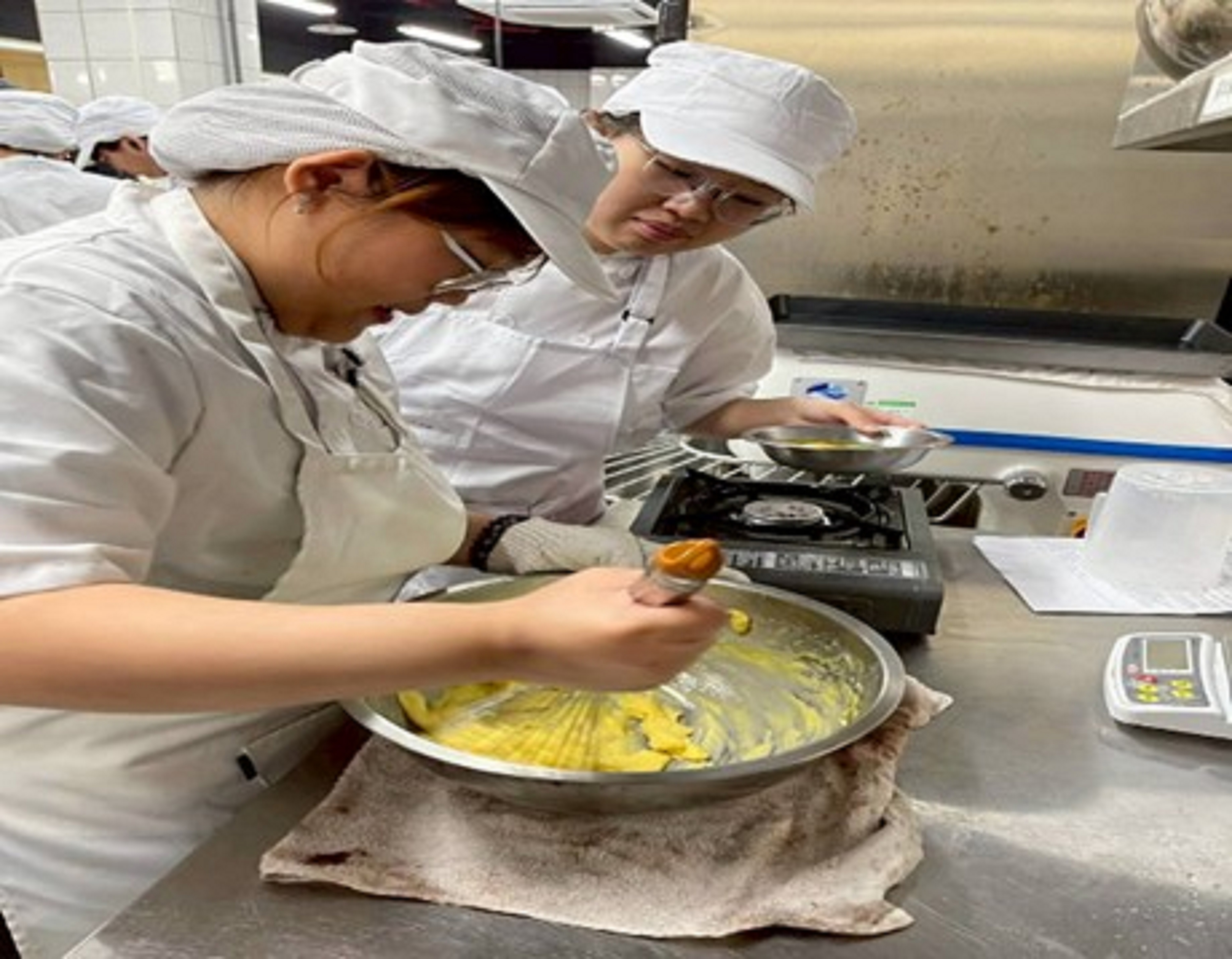 學生製作脆皮泡芙、布朗尼蛋糕情形