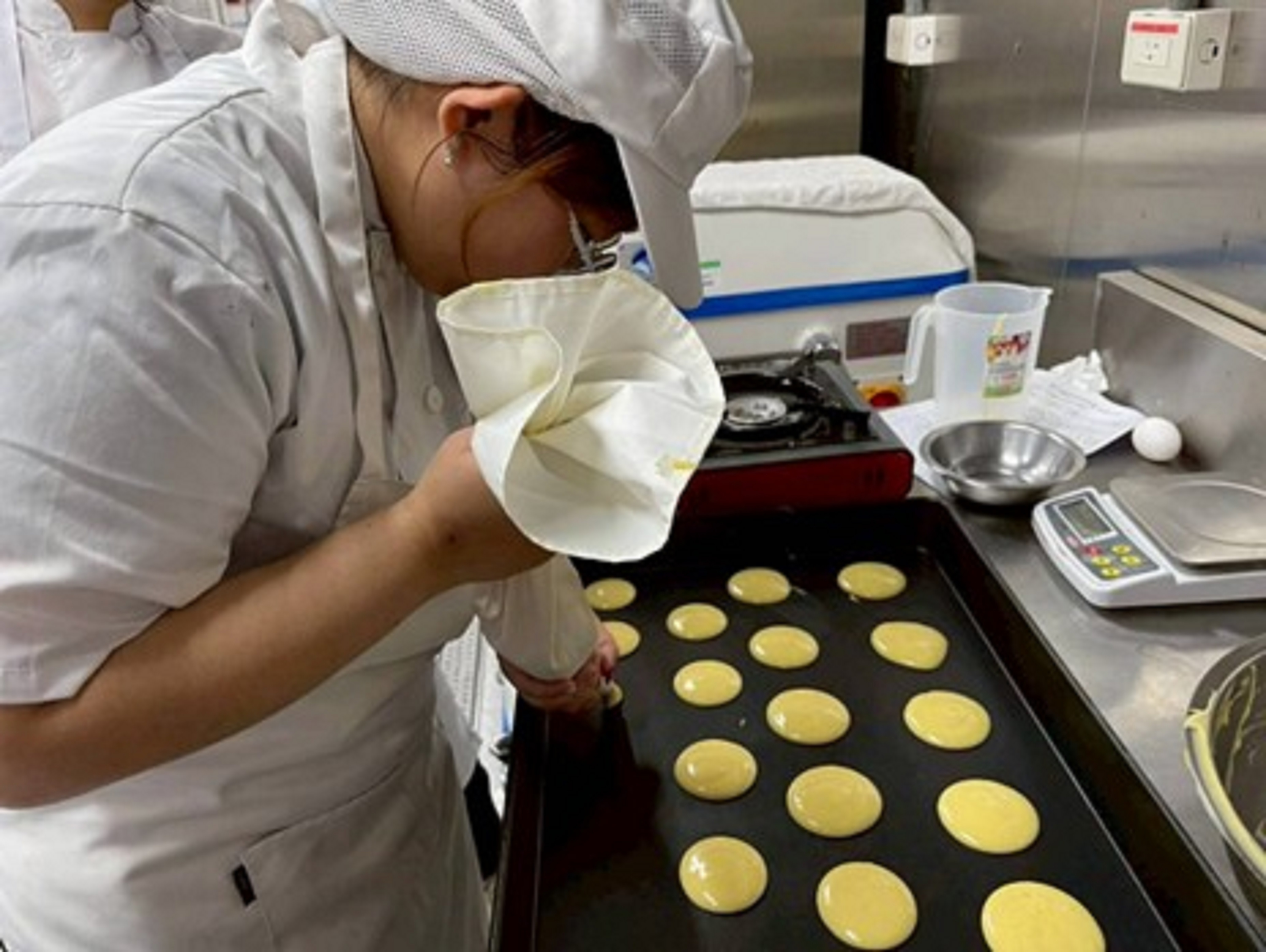 學生製作脆皮泡芙、布朗尼蛋糕情形