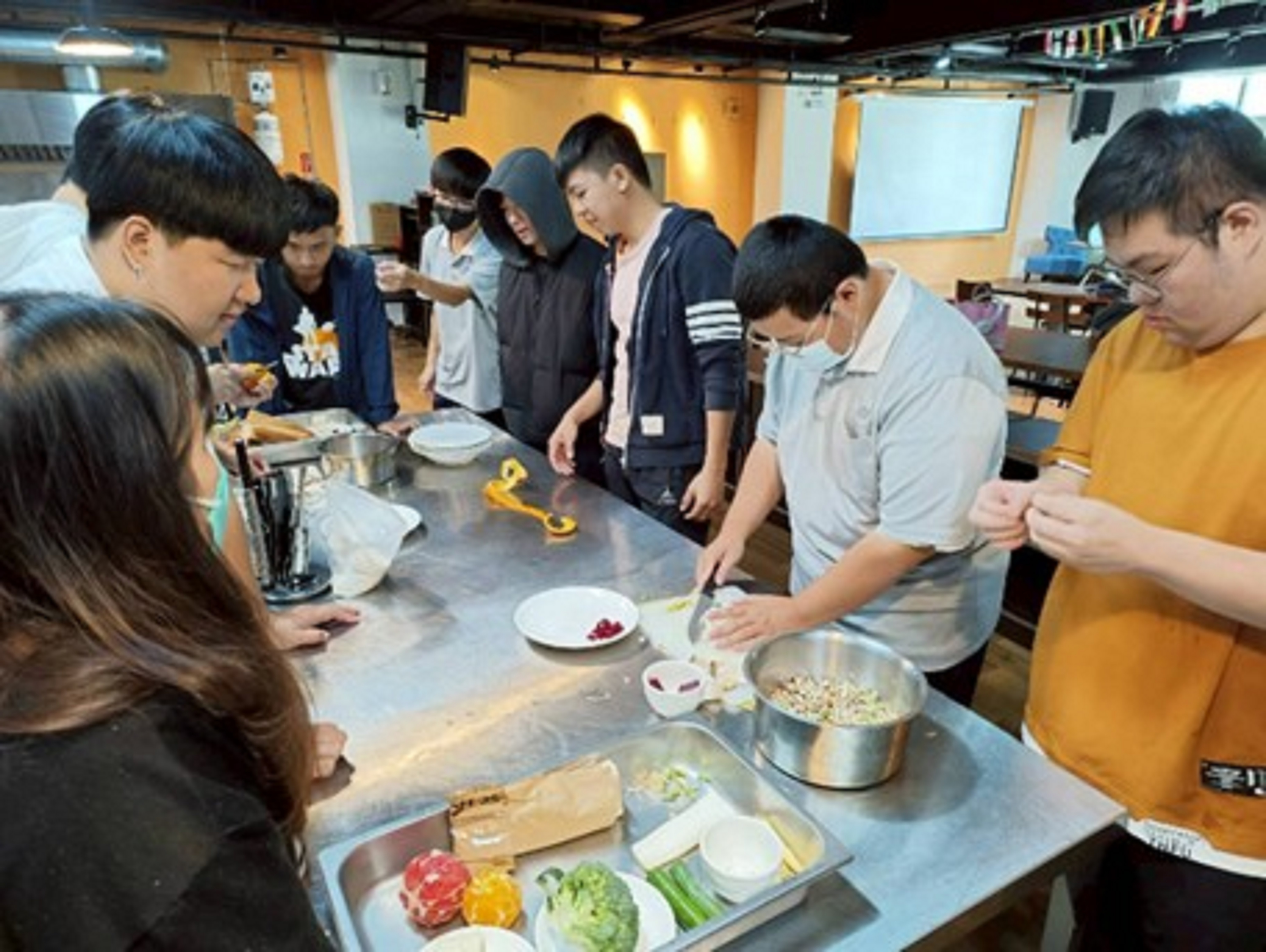 學生製作青醬蔬食義大利麵餃、焗烤南瓜濃湯、田園小農生菜沙拉佐和風醬汁料理情形