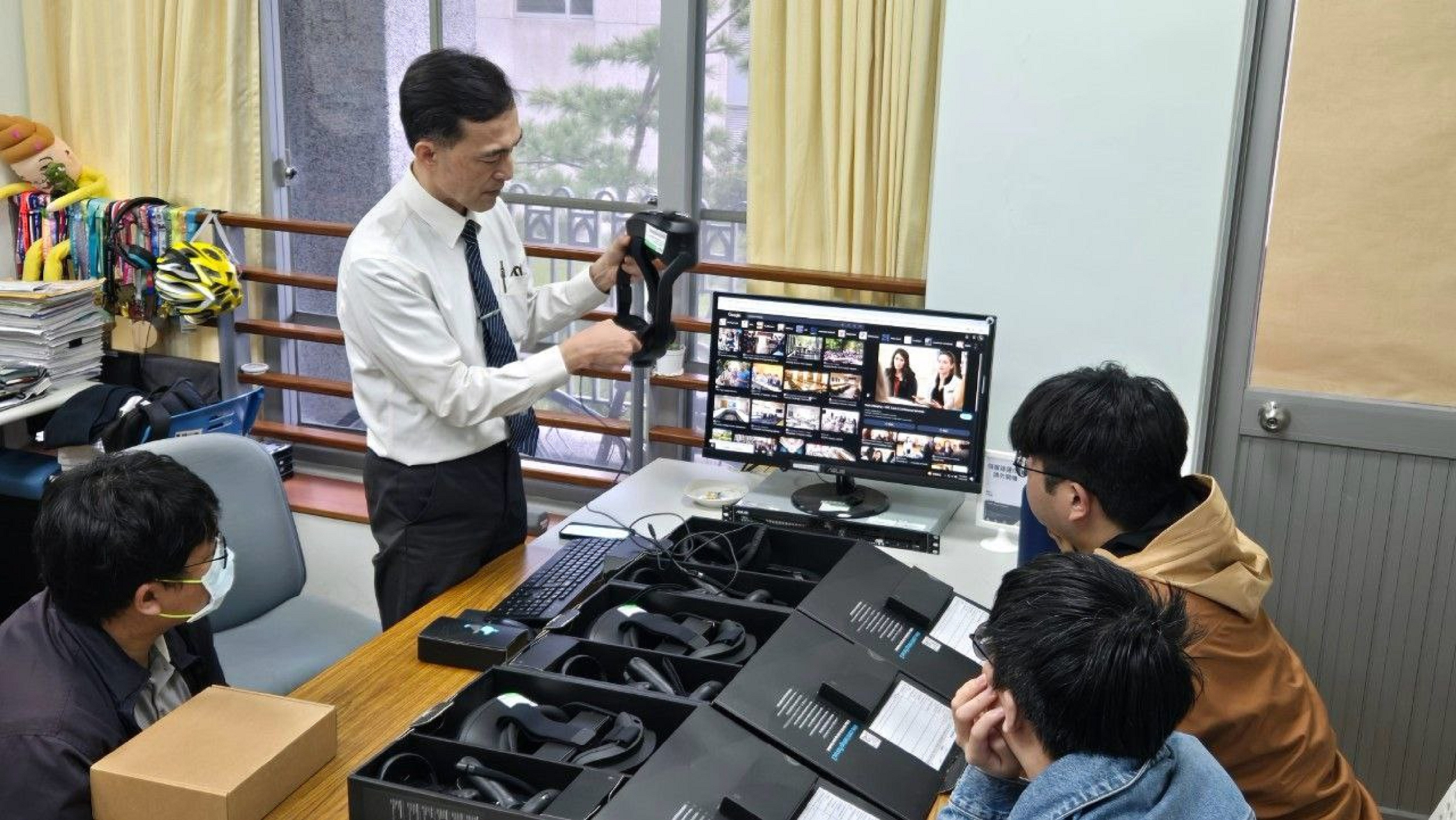 指導老師說明VR設備運作原理