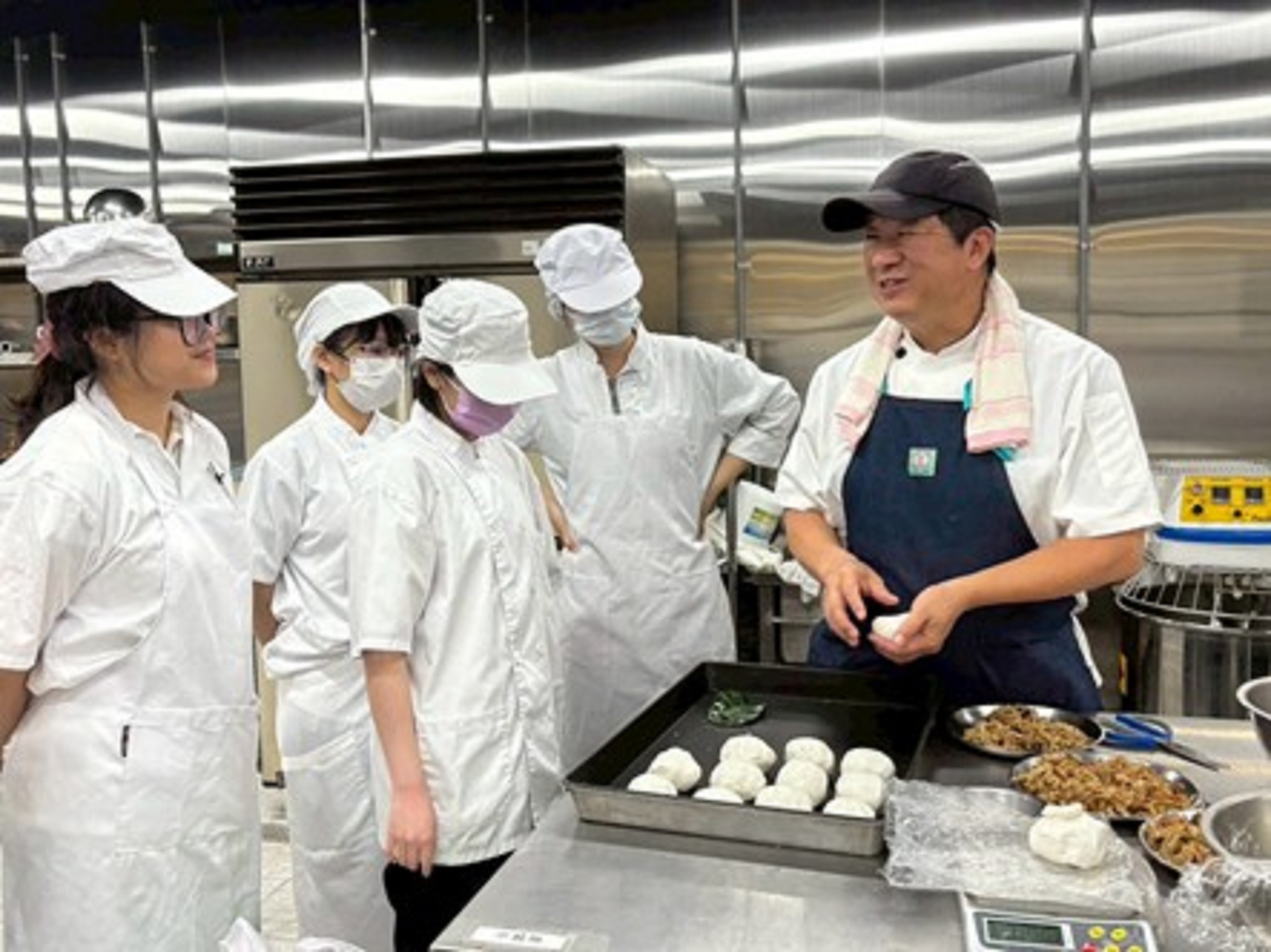 楊銘文老師示範「客家菜包」製作情形
