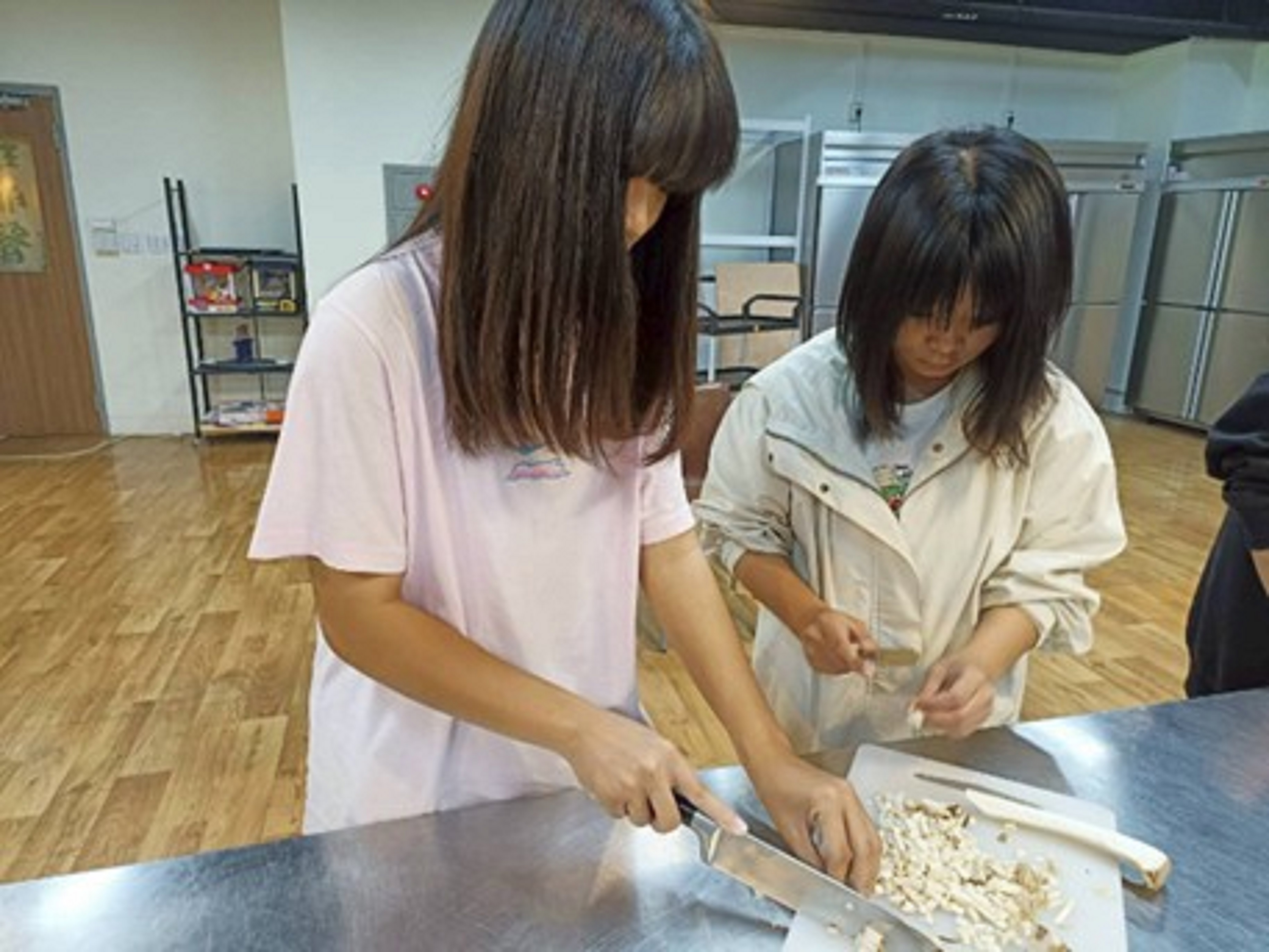 學生製作青醬蔬食義大利麵餃、焗烤南瓜濃湯、田園小農生菜沙拉佐和風醬汁料理情形
