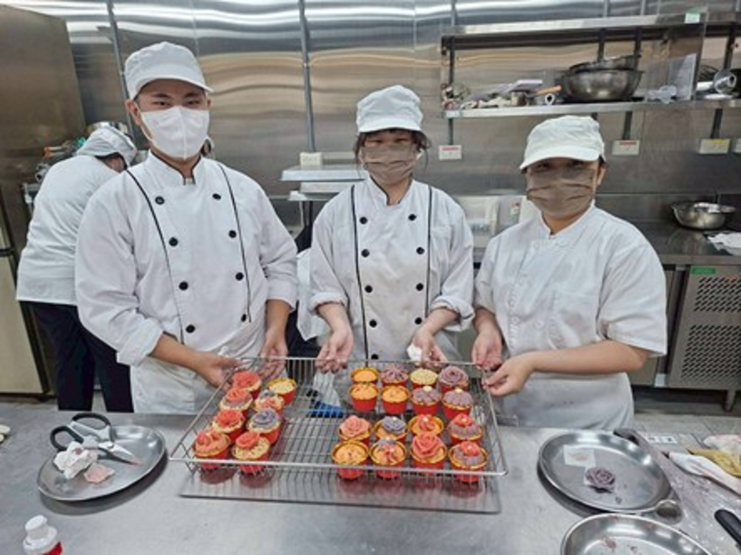 同學製作「旺來紅寶石蛋糕」情形