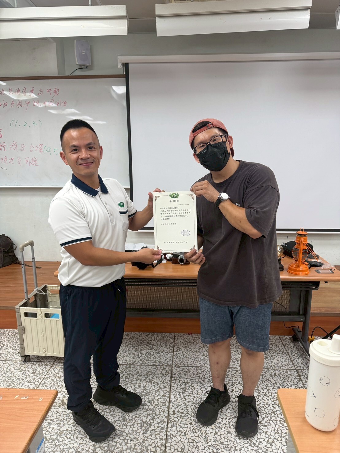 頒發感謝狀給講師