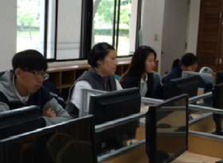 老師和學生把握時間練習操作方法圖片