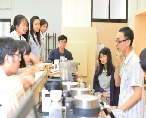 老師指導學生如何正確品嚐咖啡圖片