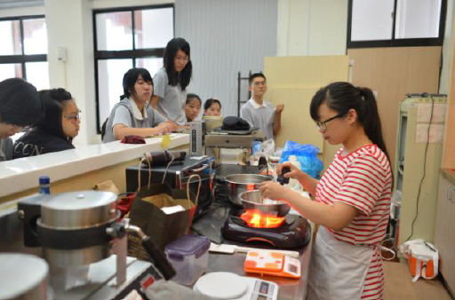 學生專注看老師如何調配鬆餅與醬汁圖片