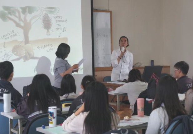 此次邀請中國生產力公司創意簡報講師黃永猛先生前來授課，給同學不同面向的學習圖片