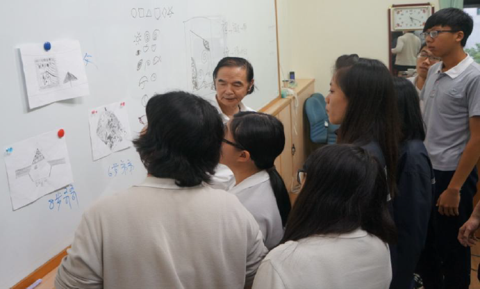 講師解析禪繞畫畫作，分析作畫者的性格及作畫時的心理狀態，同學聽得投入圖片