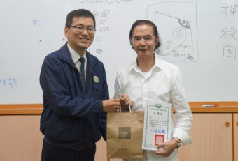 善全老師致贈結緣品，感謝講師今日帶來的精彩課程圖片