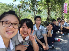 學生留下快樂的身影圖片