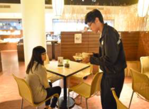 同學模擬實際消費狀況，為顧客服務圖片