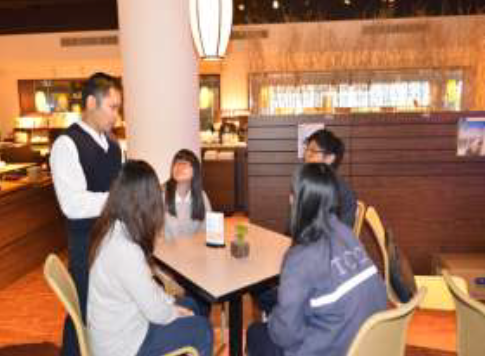 師兄向同學說明如何為客戶服務圖片