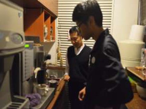 師兄指導學生製作拿鐵咖啡圖片