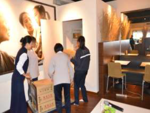 師姊指導學生整理庫房圖片