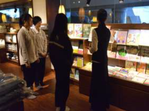 師姊教導學生如何向顧客導覽靜思書軒圖片